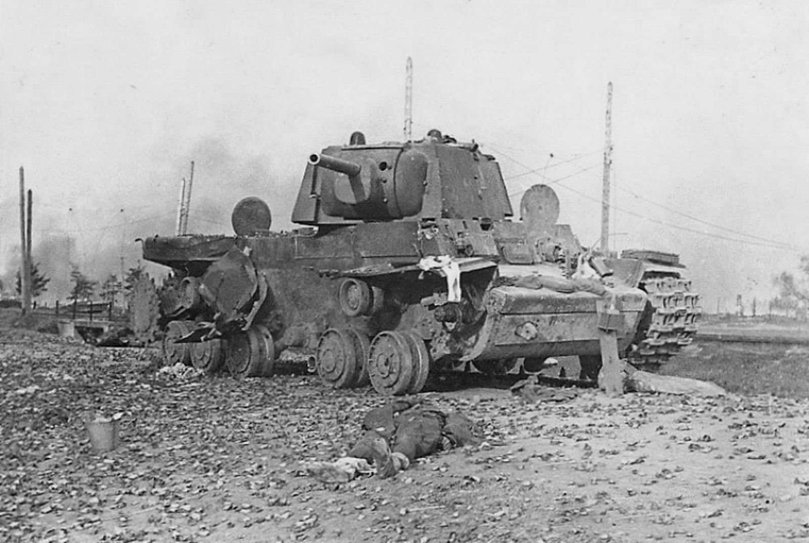 Подбитые советские танки. 124 Танковая бригада Петергофское шоссе. Подбитые советские танки 1941. 124 ТБР октябрь 1941. Подбитый немецкий танк 1941.