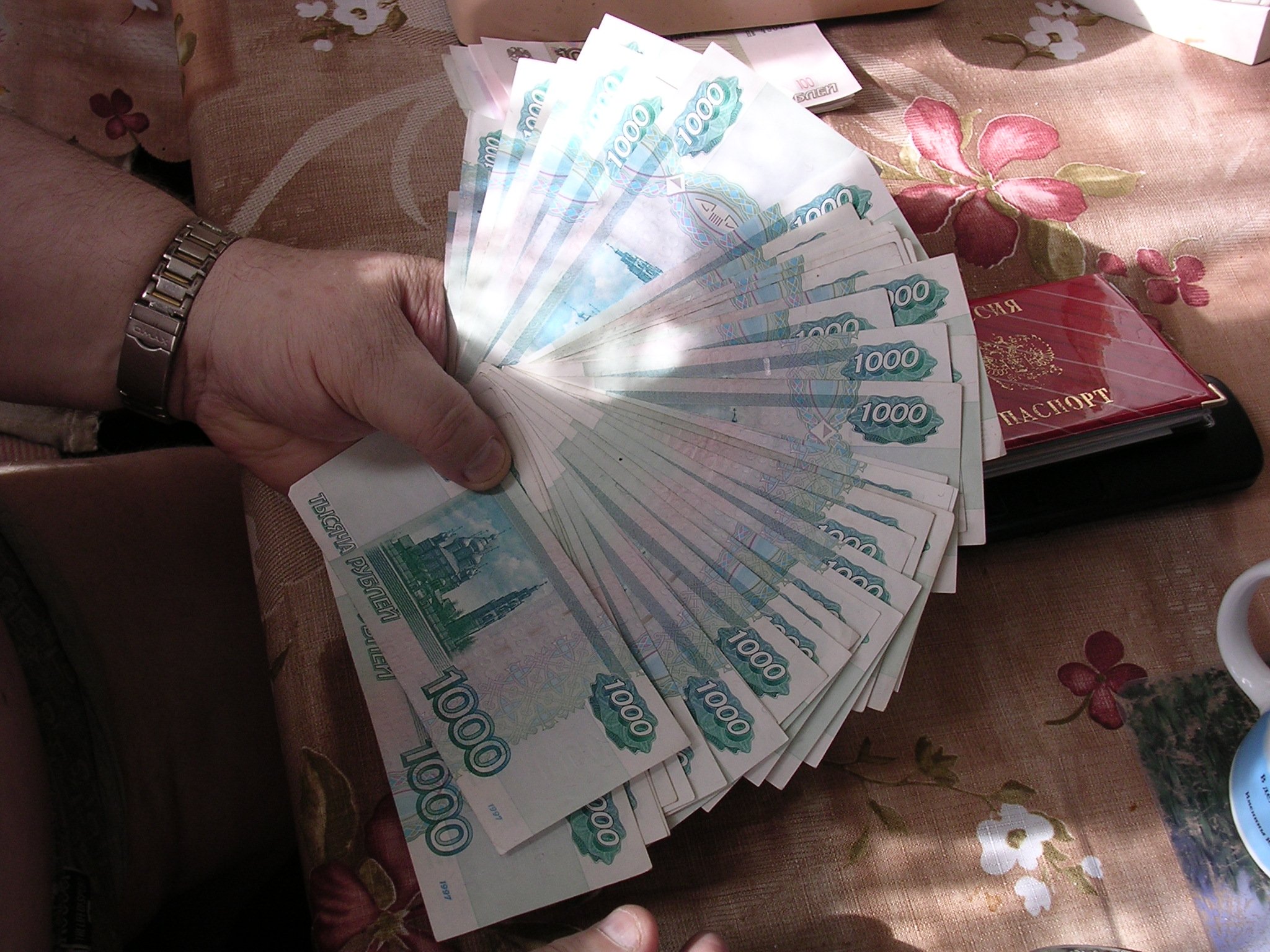 Реальные купюры. Деньги. Деньги в руках. Деньги в руках рубли. Фотография денег в руках.