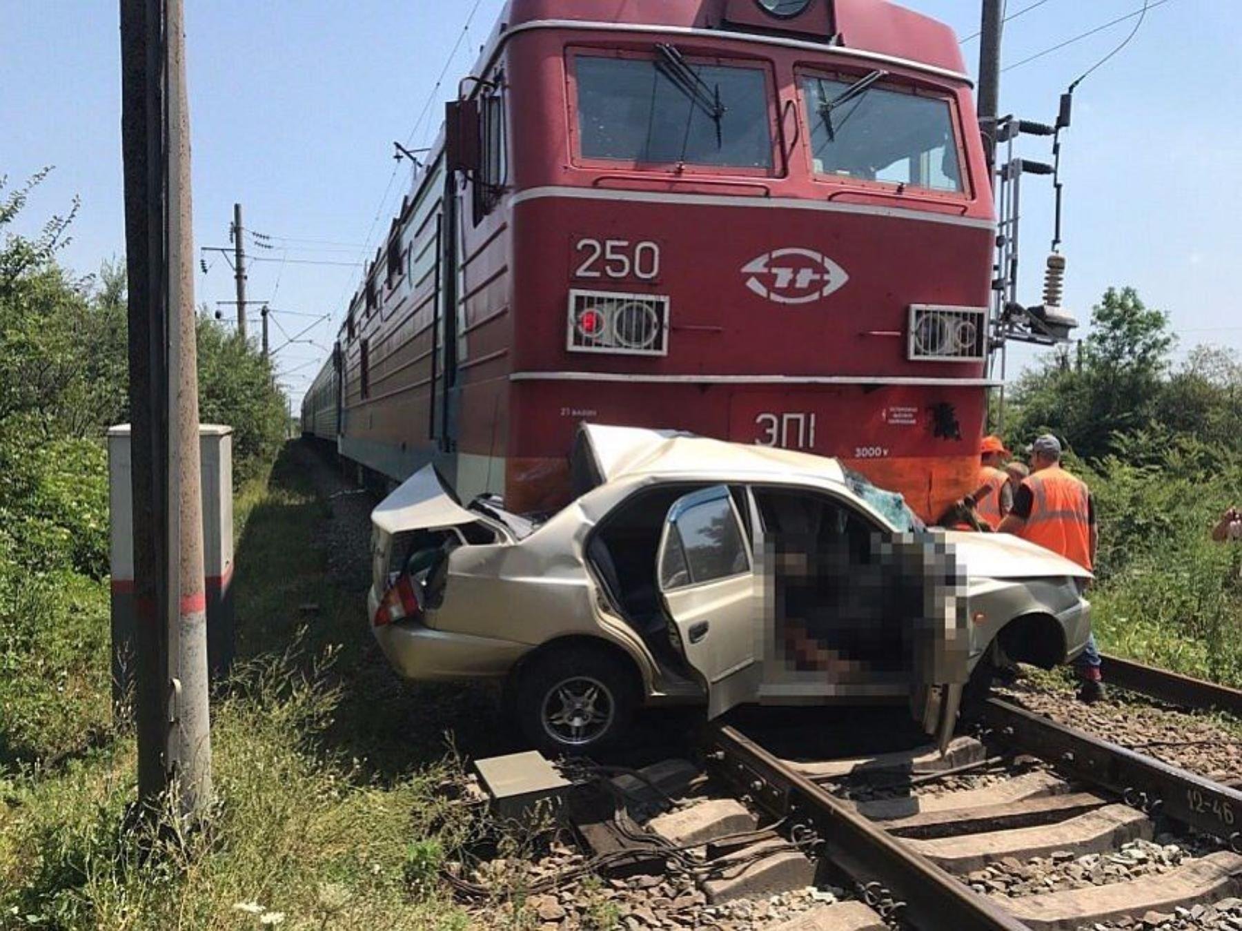 Авария на жд переезде в ярославской области. Столкновение поезда с авто. Столкновение поезда с машиной.
