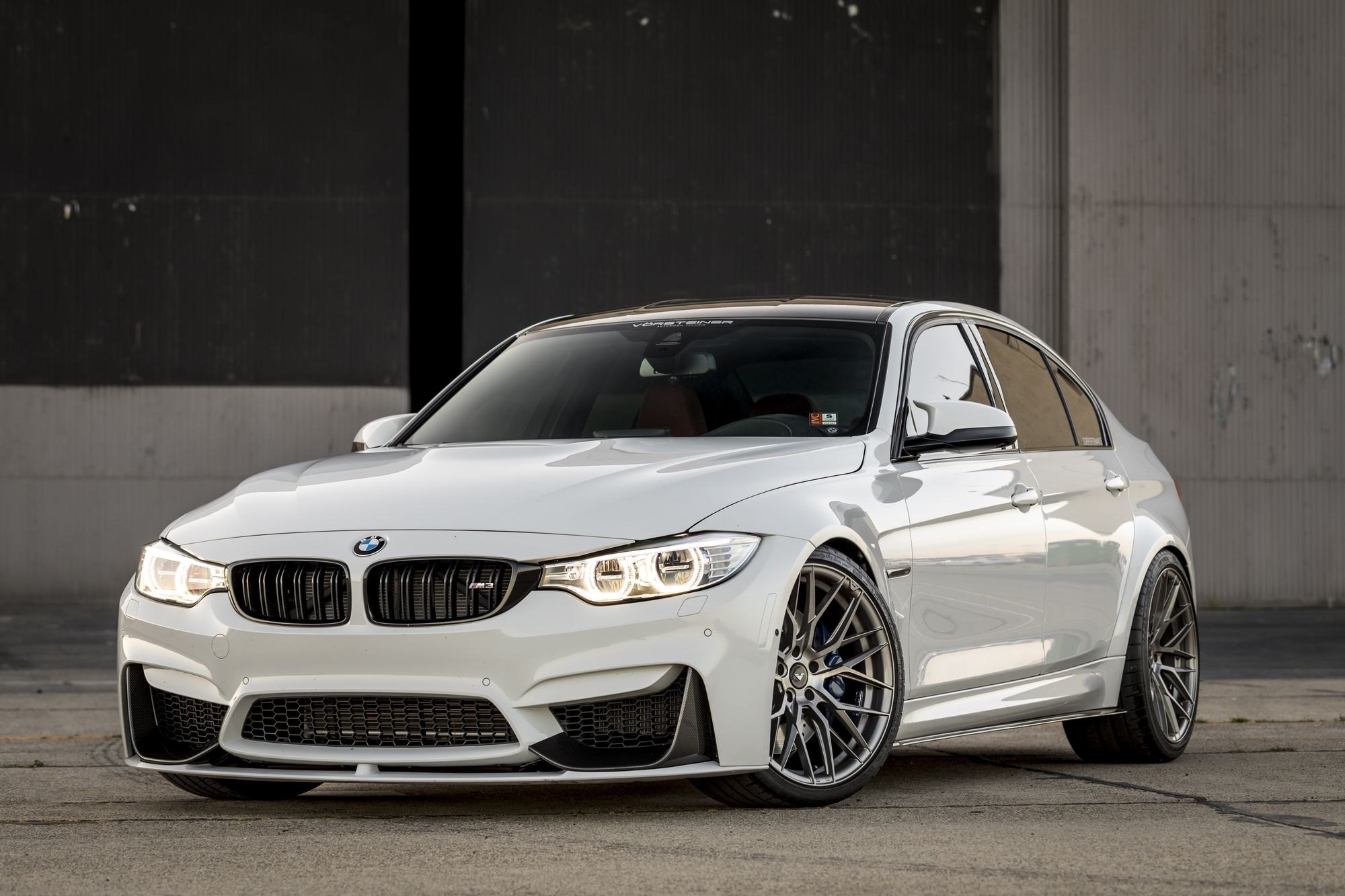 Bmw m look. BMW f30 White Tuning. BMW m3 2016 белая. BMW 3 Series White. BMW f80 White.