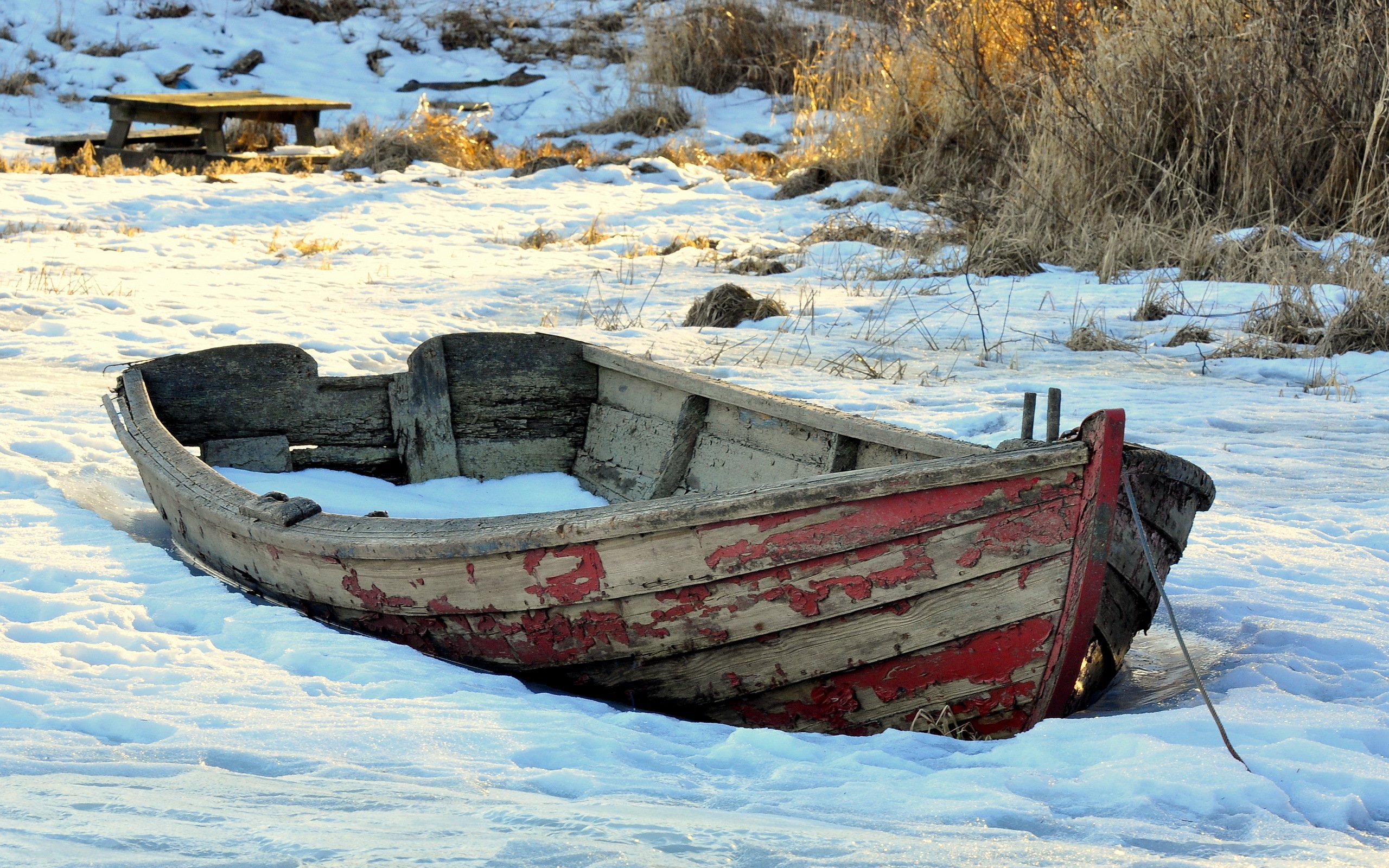 Лодки новгородская область. Старинная лодка. Старая деревянная лодка. Старая лодка на берегу. Перевернутая лодка на берегу.