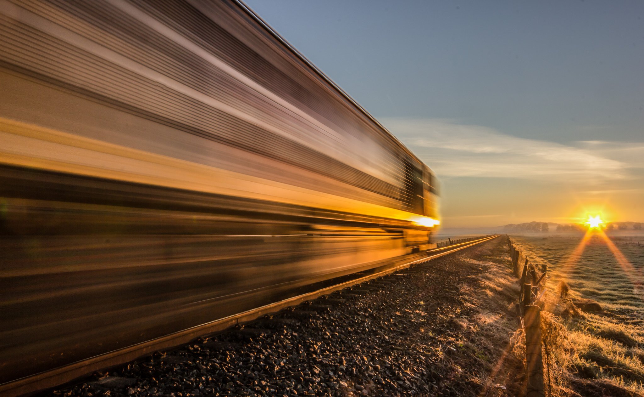 Железнодорожное передвижение. Поезд картинка. Железная дорога закат. О поездах и железной дороге. Красивый поезд.