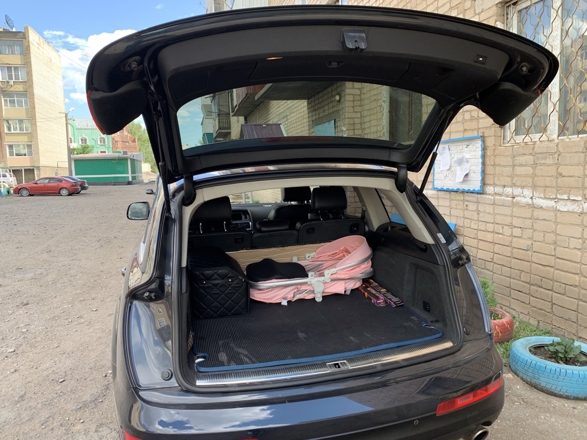 Audi q7 багажник открывается наполовину