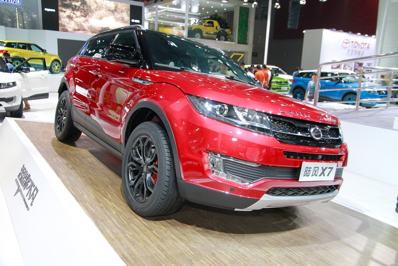 Китаец похожий на ровер. Landwind x7. Китайский ленд Ровер Эвок. Landwind x7 2015. Landwind x7 2023.