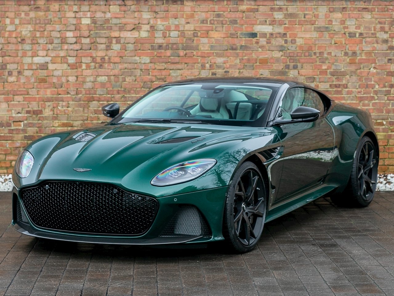 Aston Martin DBS Superleggera Green
