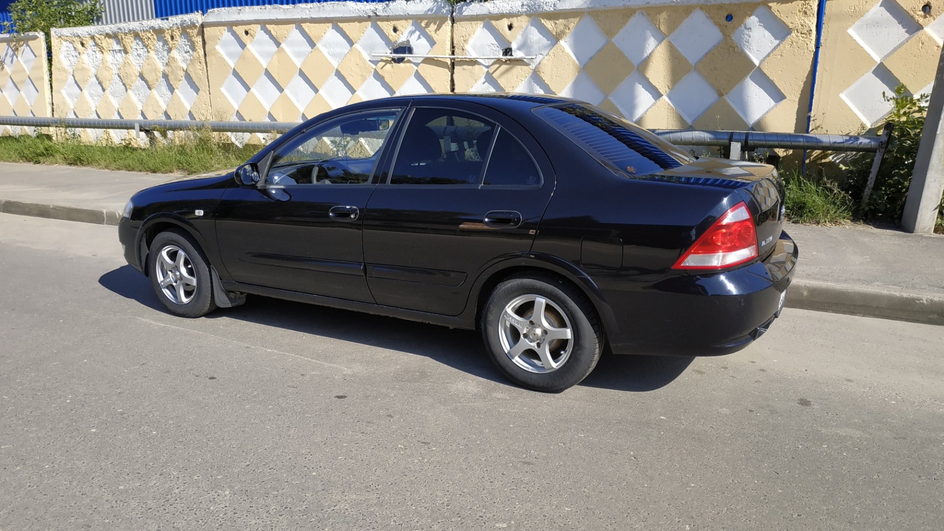 Ниссан альмера классик передние. Nissan Almera Classic. Колесо Nissan Almera Classic 2007. Колеса Ниссан Альмера Классик. Диски на Ниссан Альмера Классик 2007.