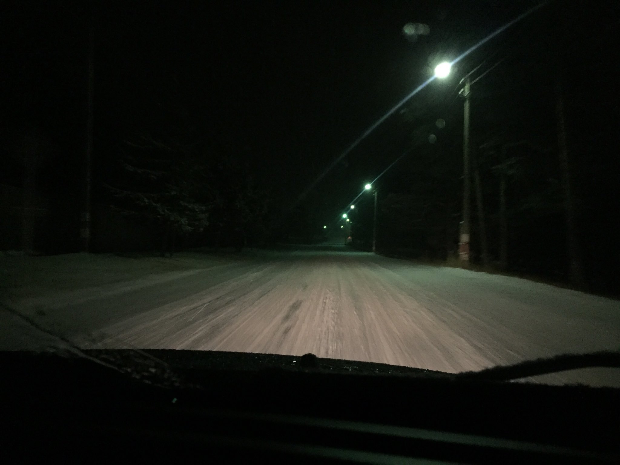Ночная зимняя дорога из машины
