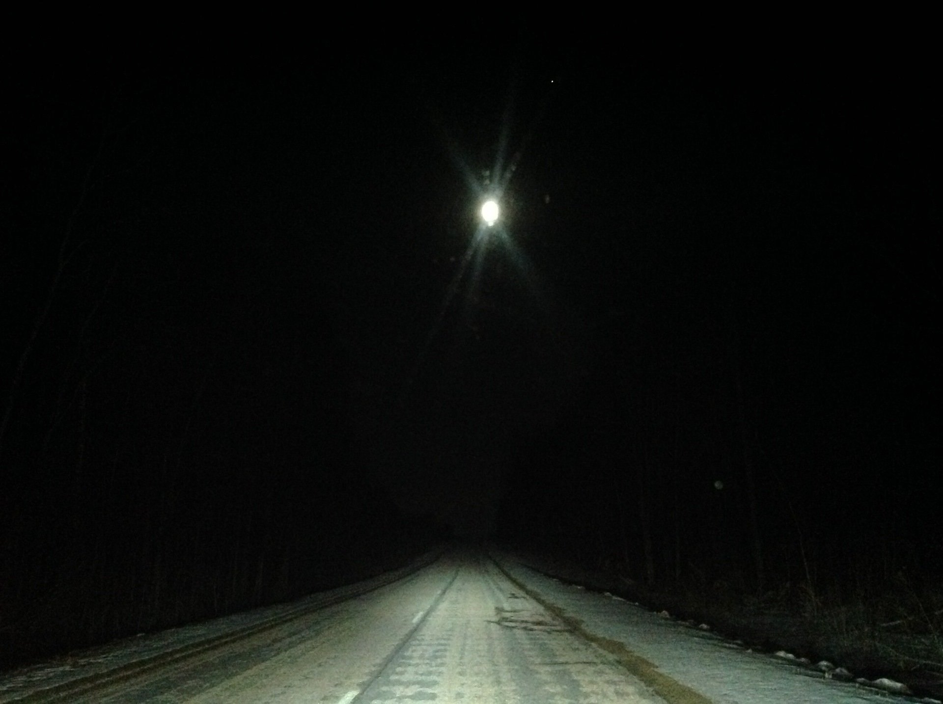Дорога ночью из машины на трассе