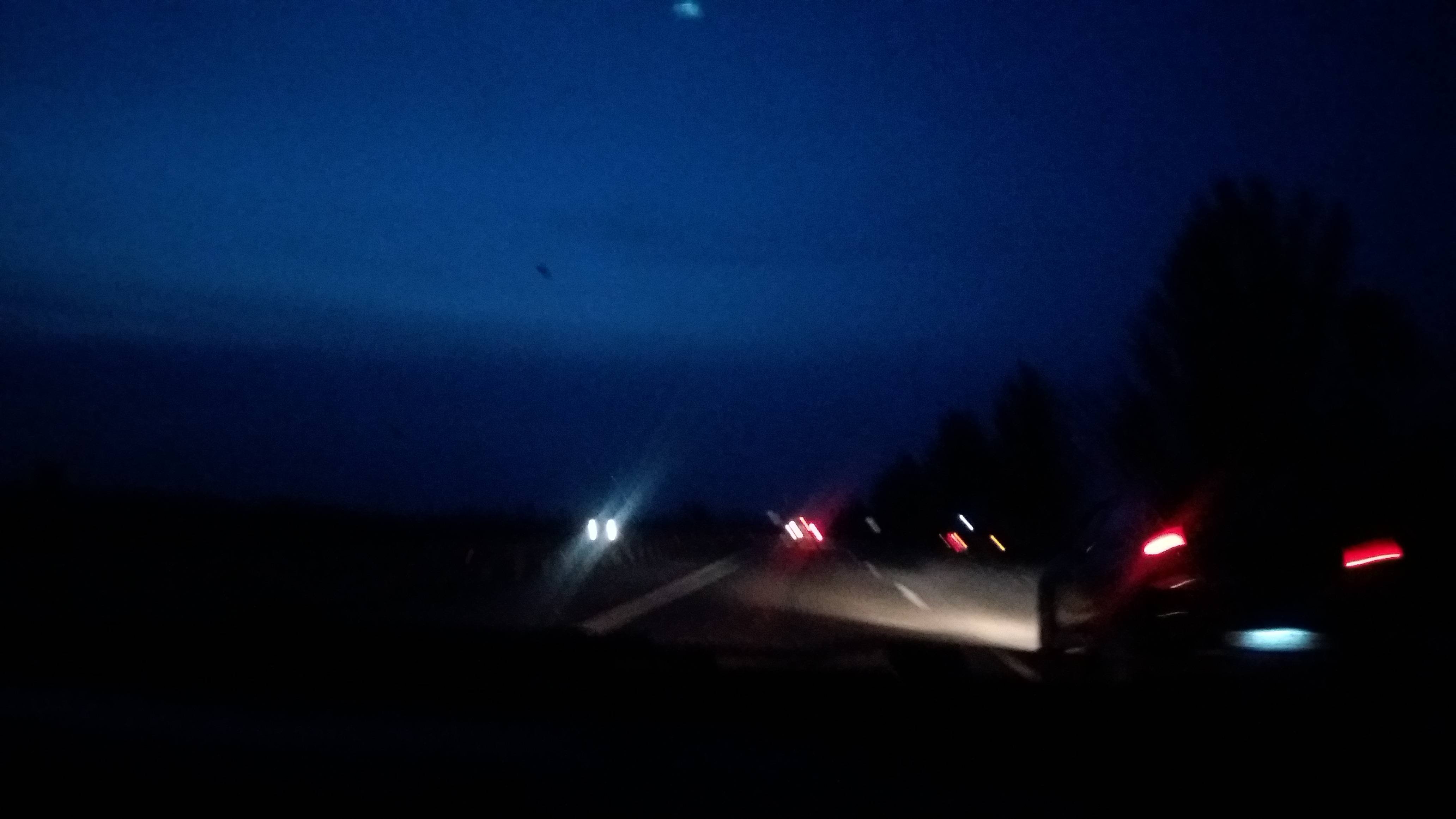 Перевал ночь давно. Ночная трасса из машины. Ночная дорога вид из машины. Каспийская трасса ночью. Фото ночной трассы.