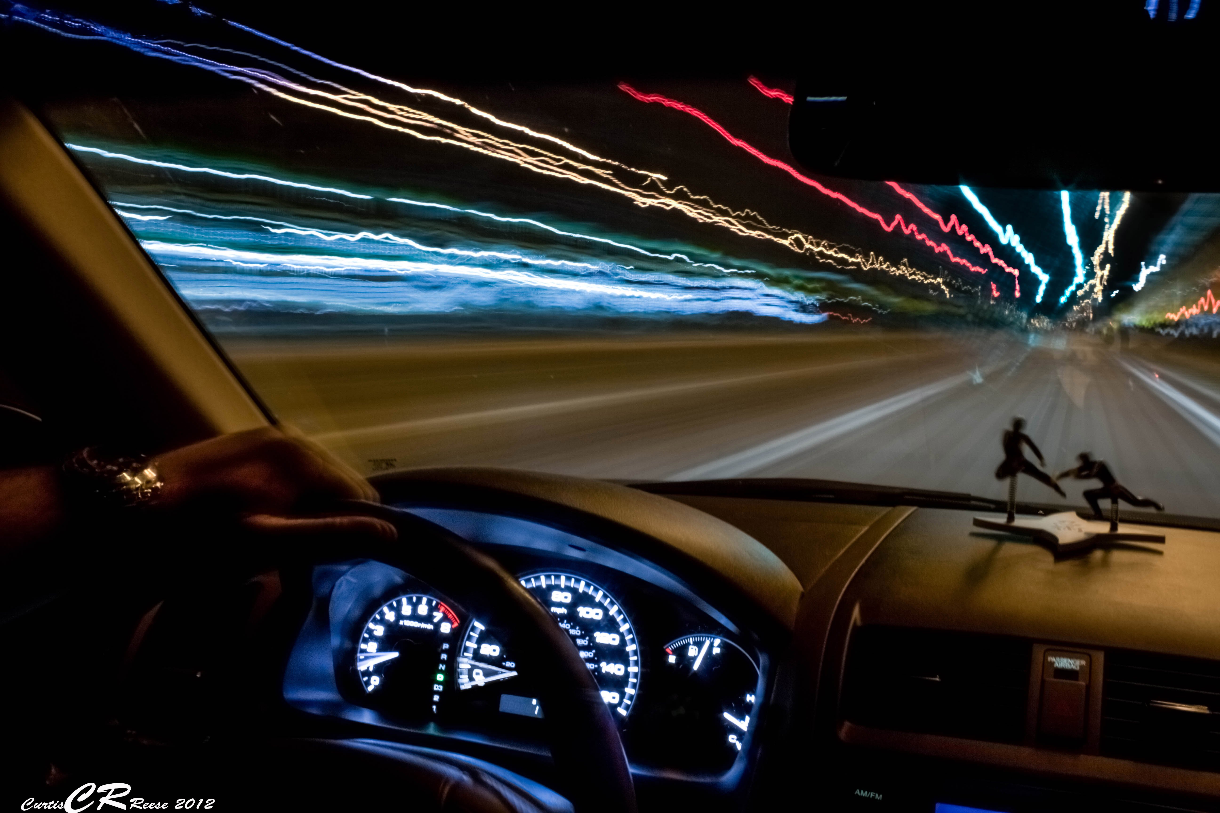 Почему ночь быстрая. Красивый вид из машины. Машина ночью на дороге. Ночной вид из машины. Ночная дорога.