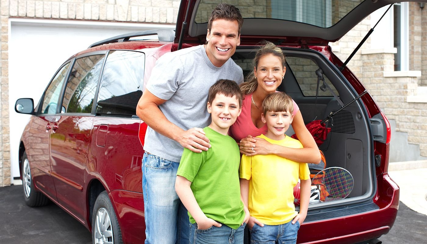 Топ семейных автомобилей. Семейная машина. Семья в машине. Автомобиль семьям с детьми. Счастливая семья на автомобиле.