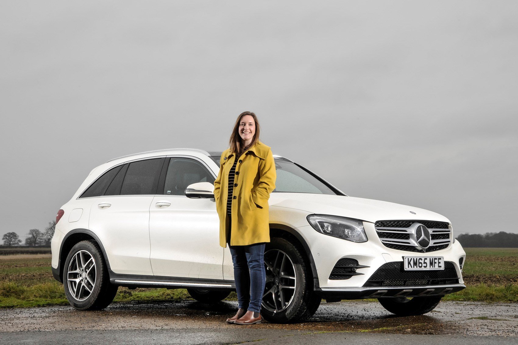 Кроссовер человек. Mercedes кроссовер GLC белый. Mercedes GLC белый зима. Мерседес универсал паркетник. Женский кроссовер Мерседес GLC.