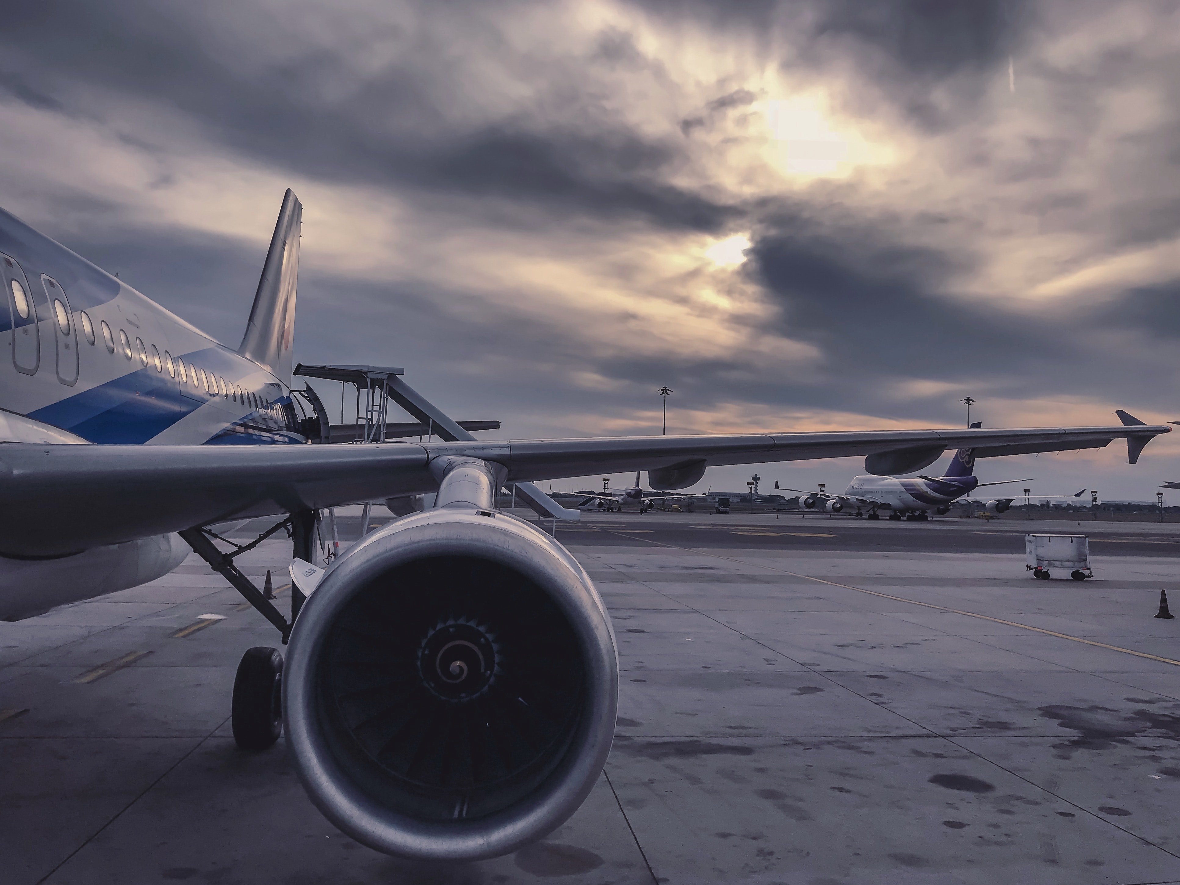 Aircraft. Самолет и аэропорт. Самолет на аэродроме. Пассажирский самолет на аэродроме. Взлет самолета.