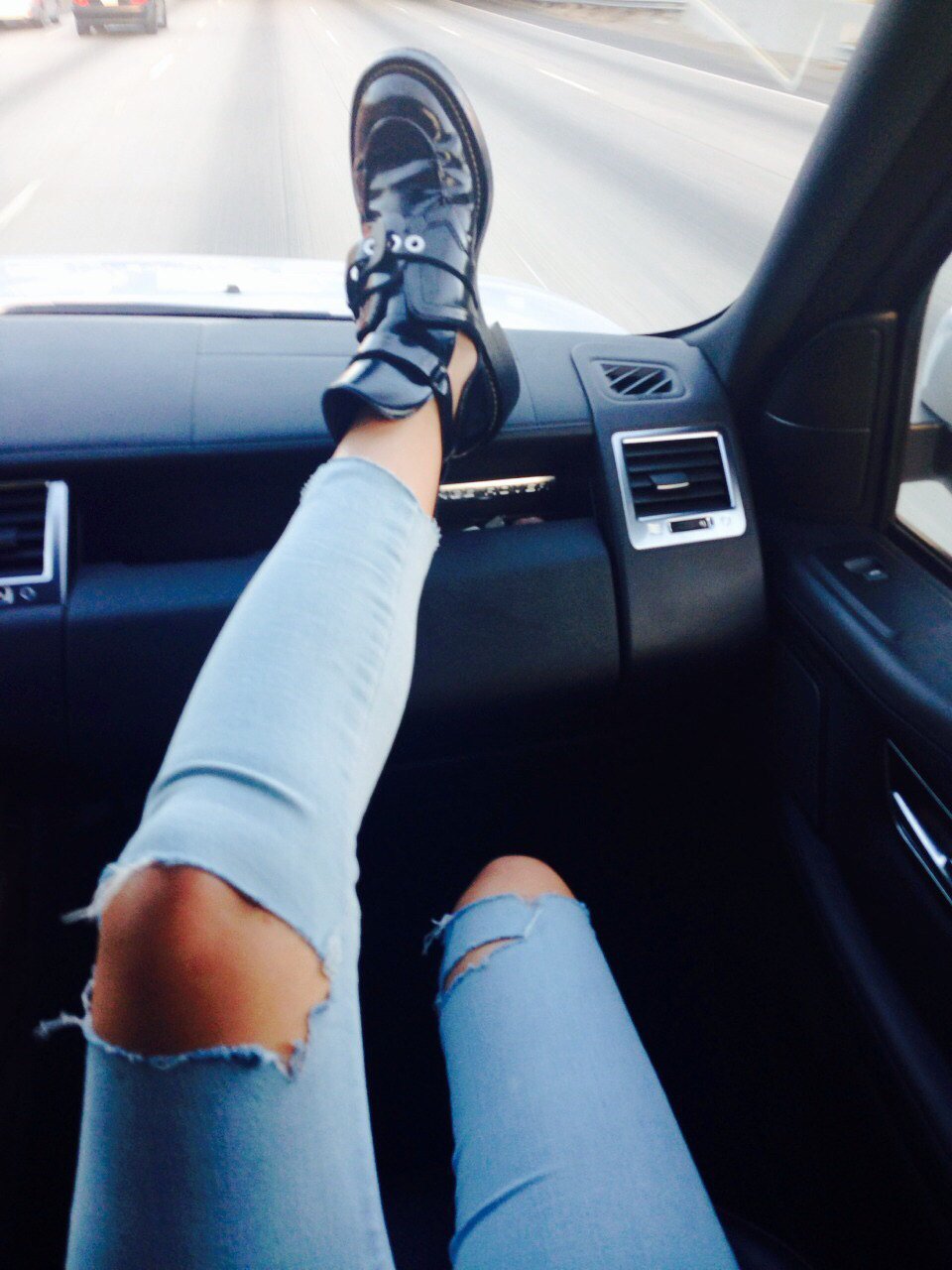Фото рука на ноге девушки в машине