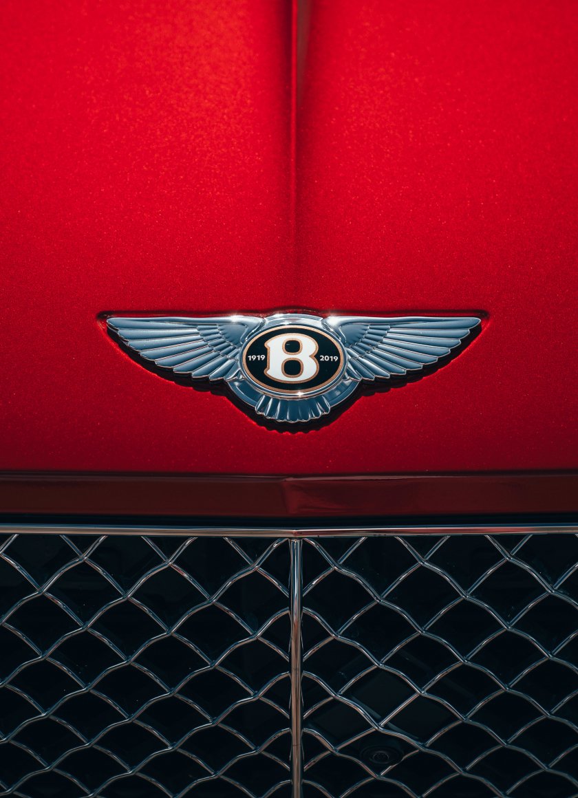 Bentley значок на машине