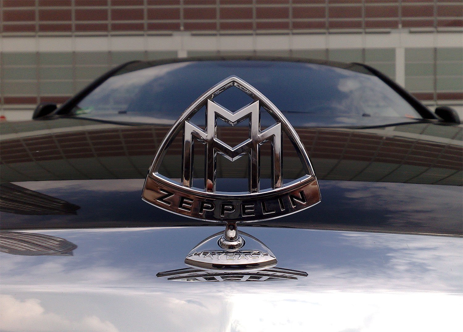 Знак майбах. Мерседес Майбах лого. Mercedes Benz Maybach Zeppelin. Майбах значок на машине. Мерседес Майбах значок на капоте.