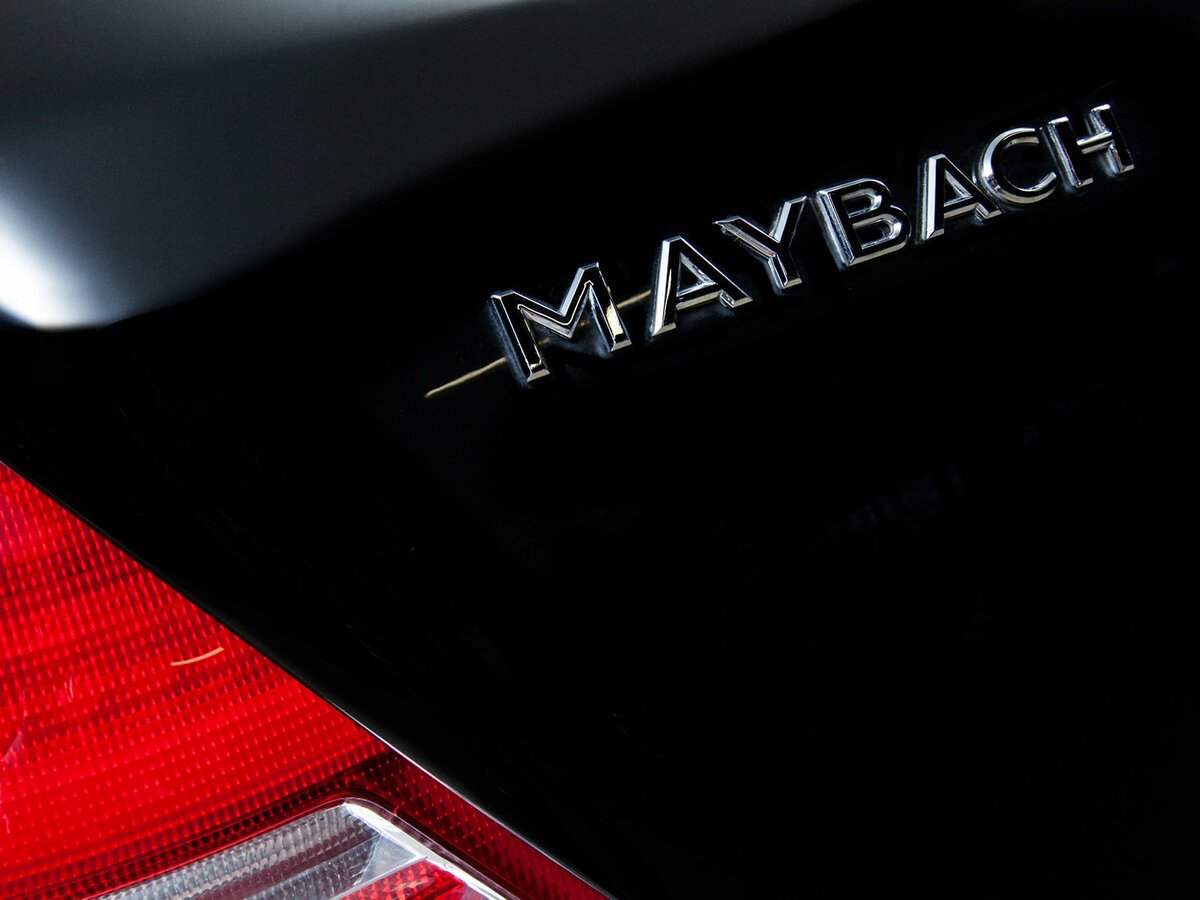 Знак майбах. Maybach эмблема. Надпись Майбах. Mercedes Maybach логотип. Мерседес Майбах значок.