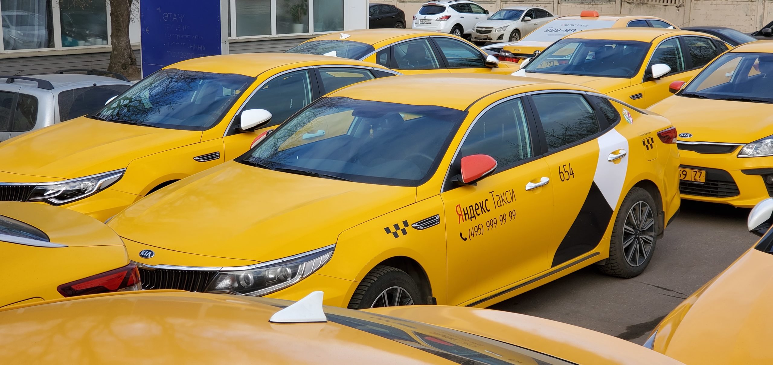 Сколько стоит аренда в такси. Kia k5 желтая. Киа к5 такси Москва. Kia Optima Taxi. Киа к5 такси Оптима.