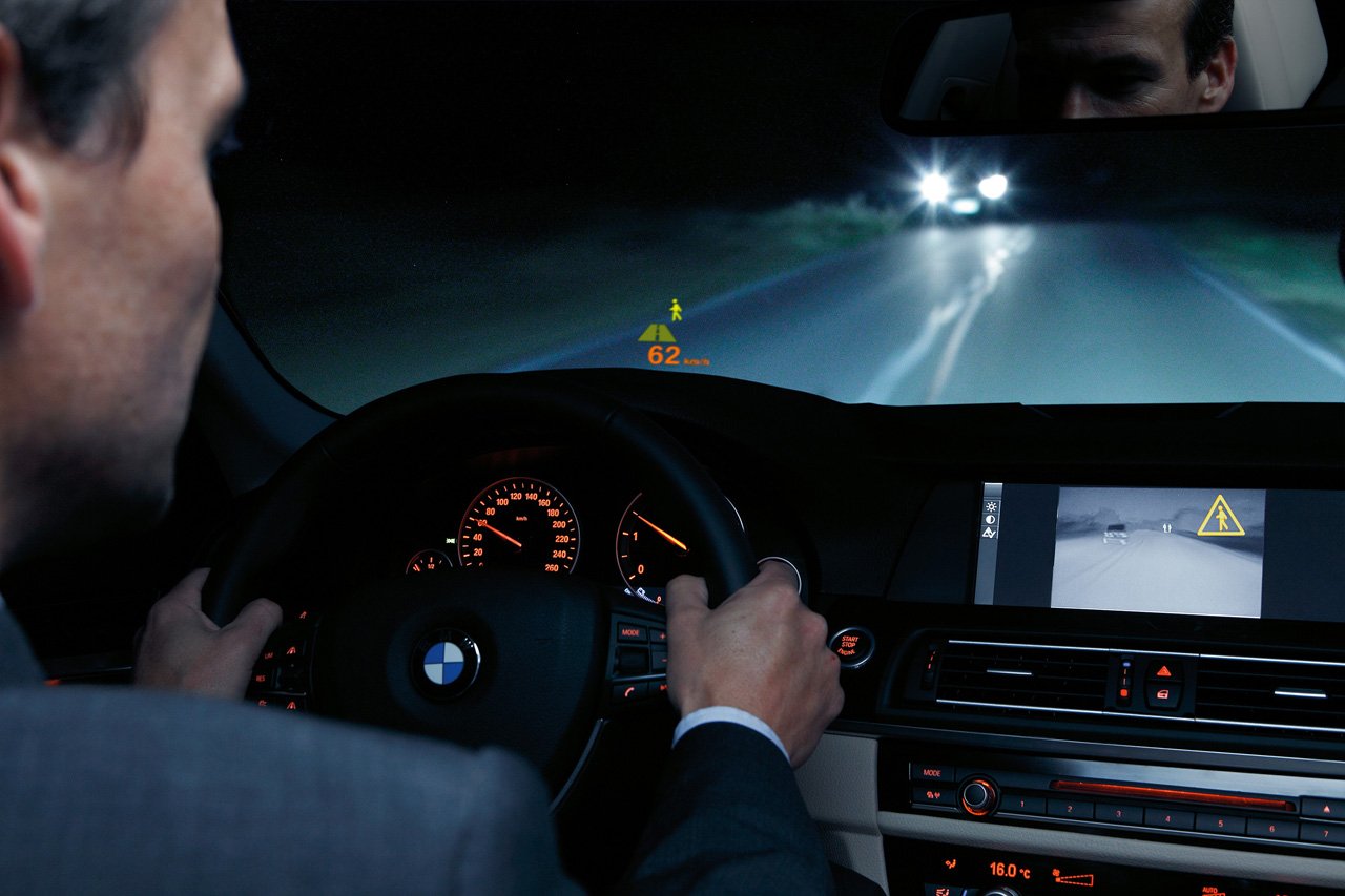 BMW f10 за рулем ночью
