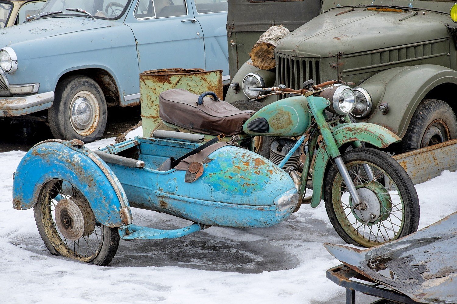 Старый мотоцикл с коляской