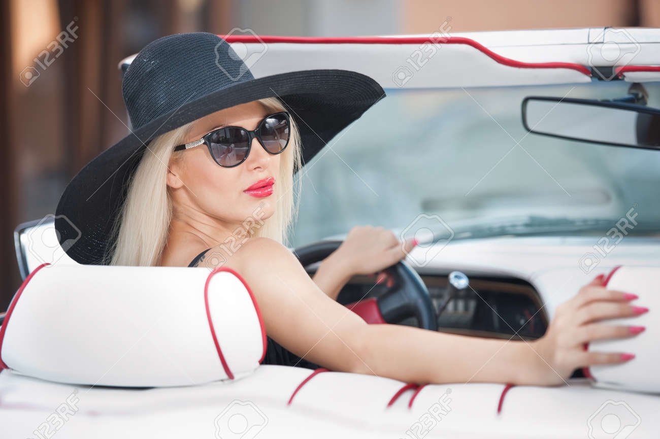 фото блондинок в машине в очках