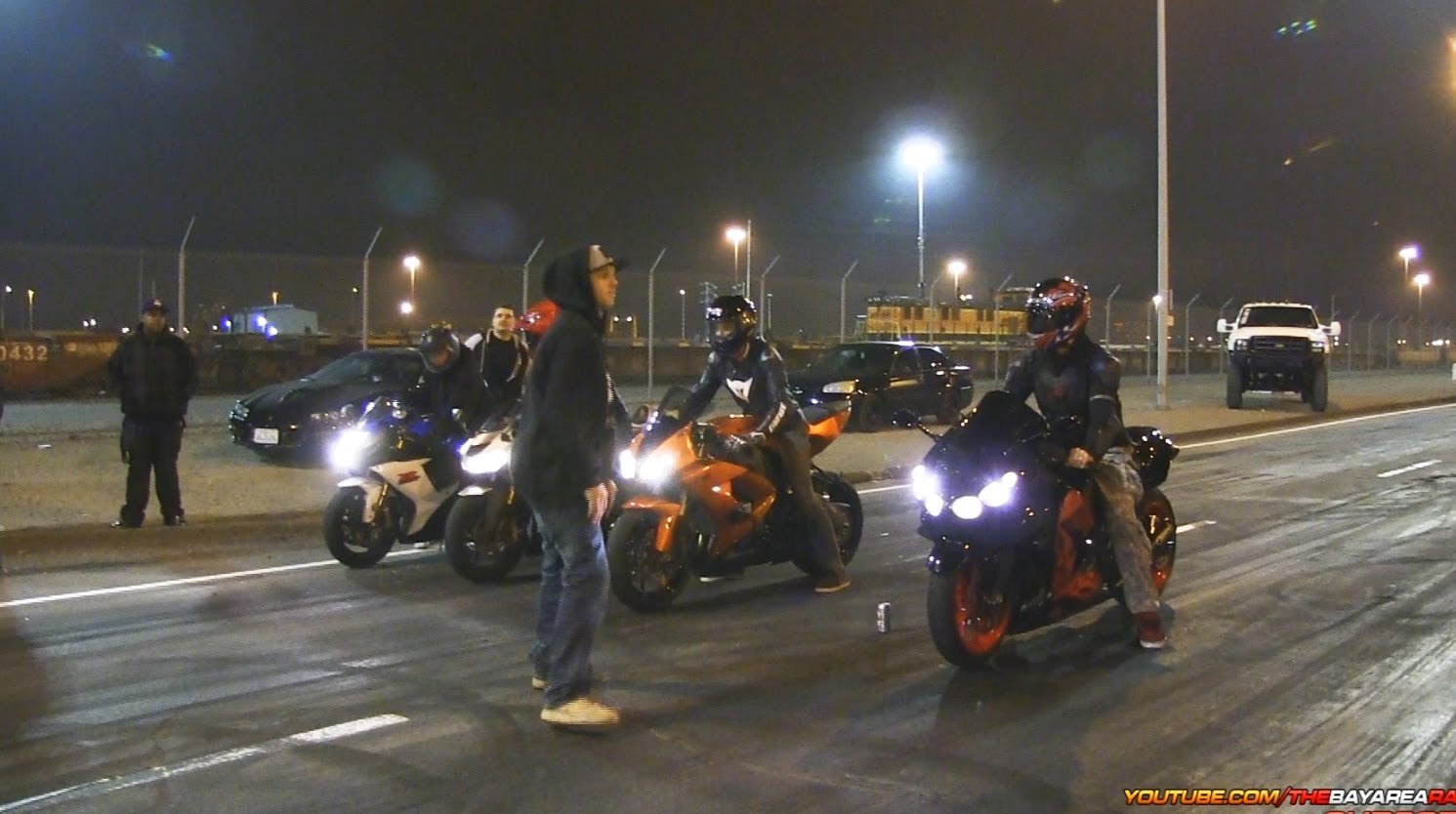 Хлопки мотоцикла. Honda cbr1000rr покатушки ночь. Ночные гонки на мотоциклах. Байкеры ночью. Ночной мотоциклист.