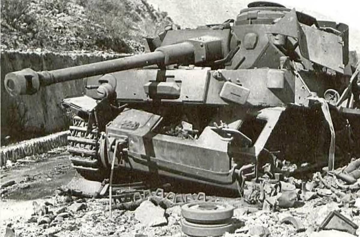 Подбитый танк второй мировой войны