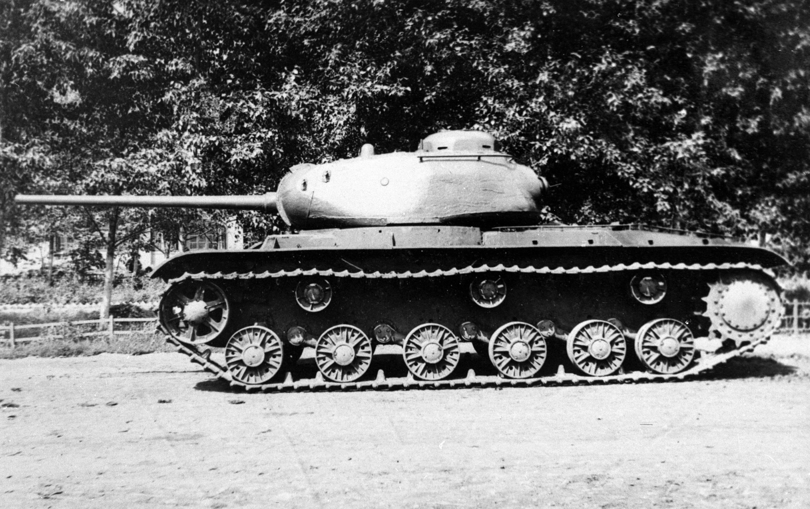 Первые тяжелые танки. Тяжелый танк кв-85. Кв 1 с 85 мм пушкой. Кв 85 танк СССР. Кв-8 танк.