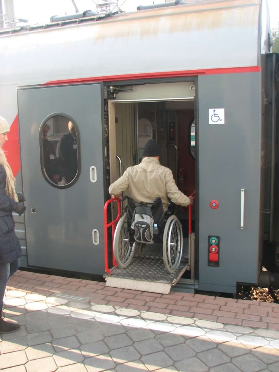 Купить места для инвалидов в поезде. Спец вагоны РЖД для инвалидов. Вагон для инвалидов РЖД. Купе для маломобильных пассажиров РЖД. Спец купе РЖД.