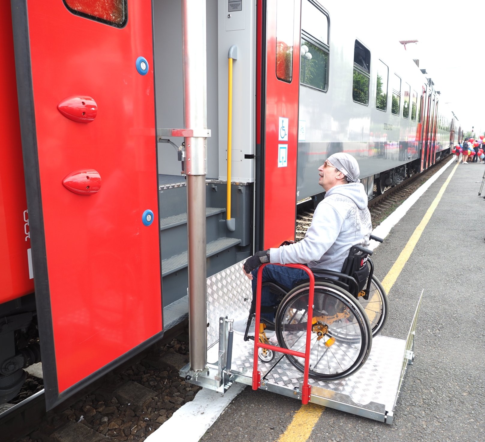 Купить места для инвалидов в поезде. Купе для инвалидов РЖД 001. Спец вагоны РЖД для инвалидов. Маломобильные пассажиры РЖД. Спецвагон для инвалидов РЖД.