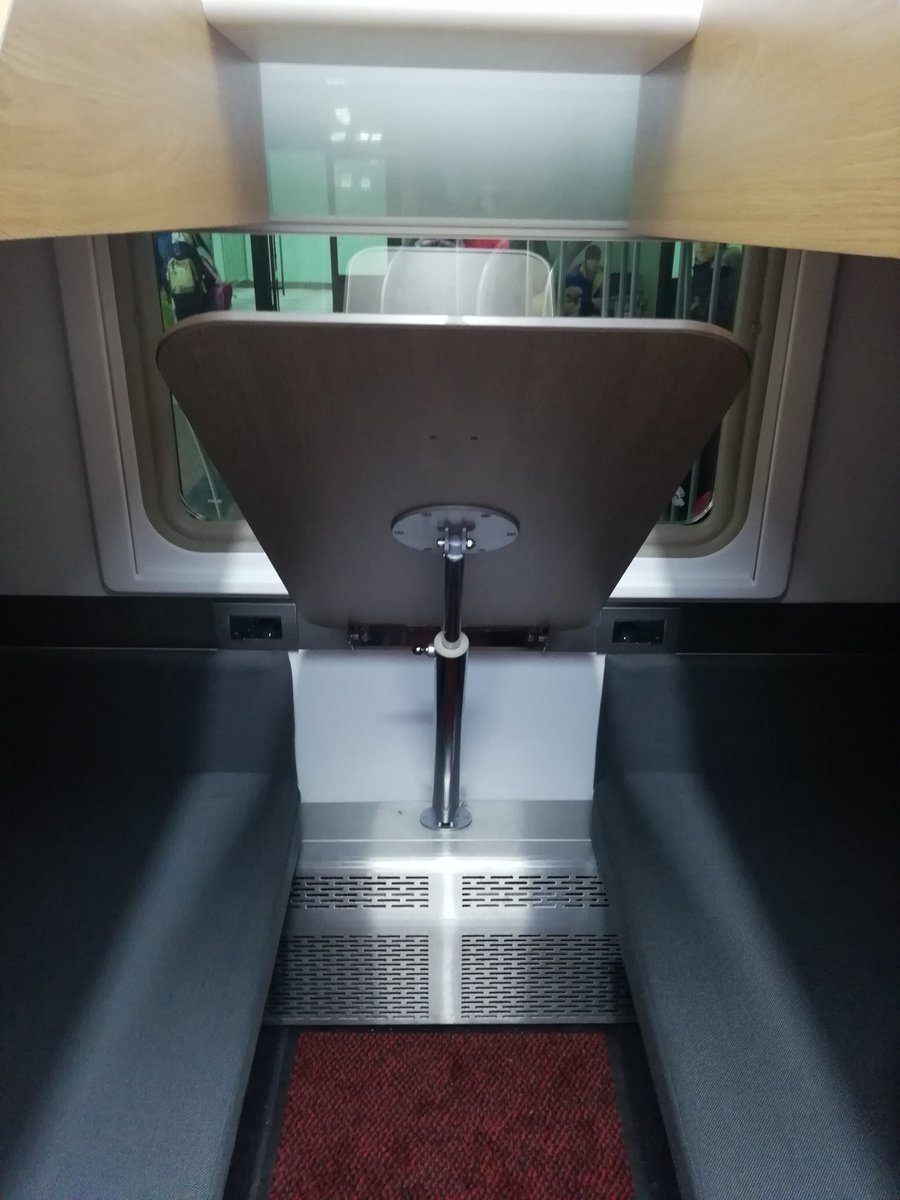стол в поезде только для нижних мест