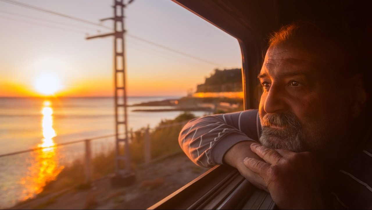 Люди в жизни как поезда. Мужчина в поезде. Мужчина в поезде у окна. Человек в окне поезда. Поезд на закате.