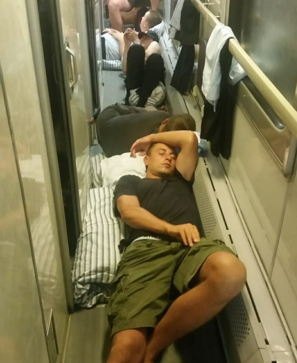 Фото спящих в поезде