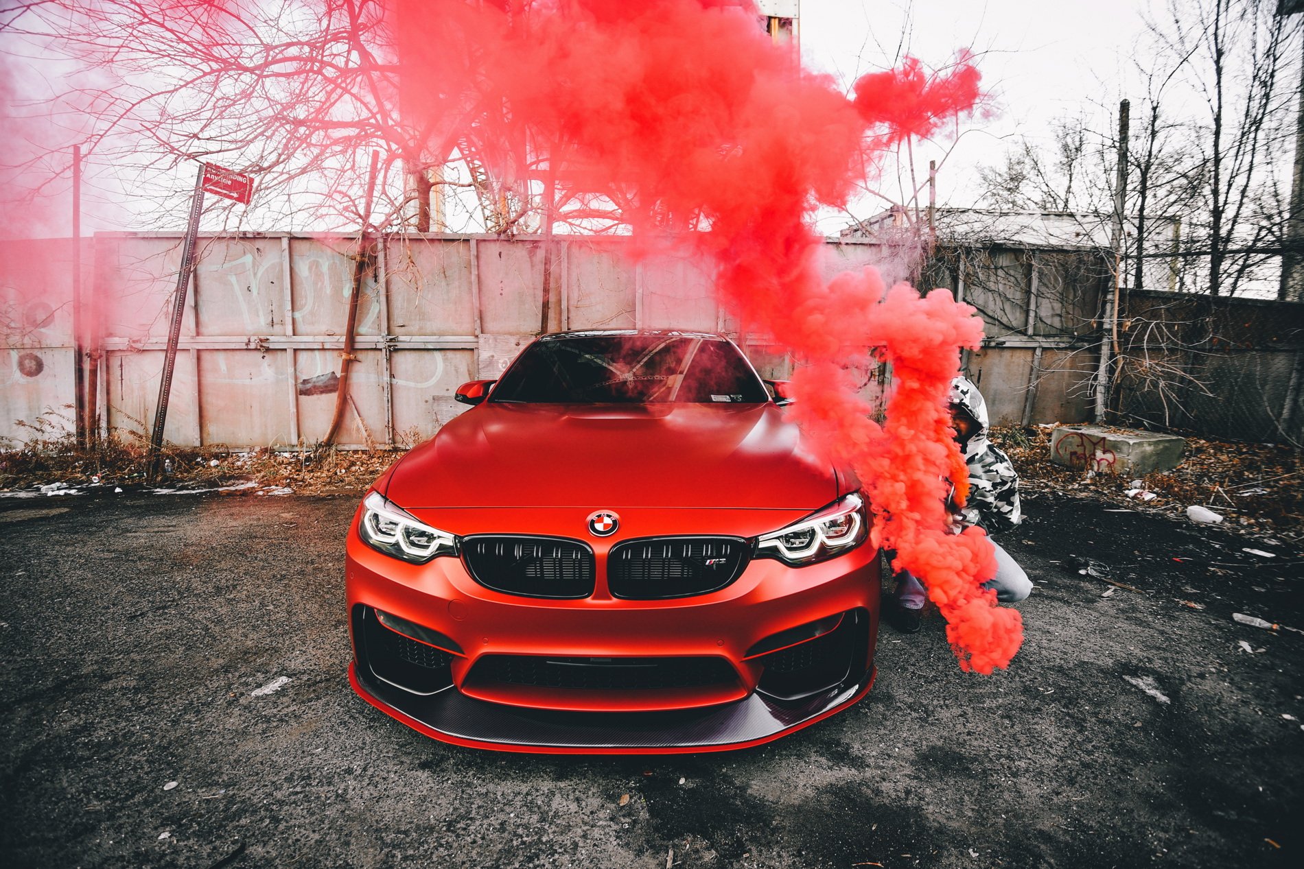 Красная машина в дыму