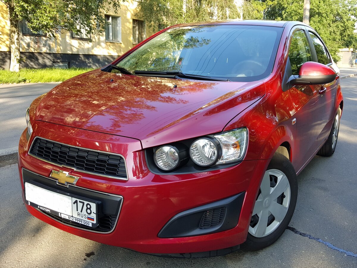 Chevrolet Aveo красная