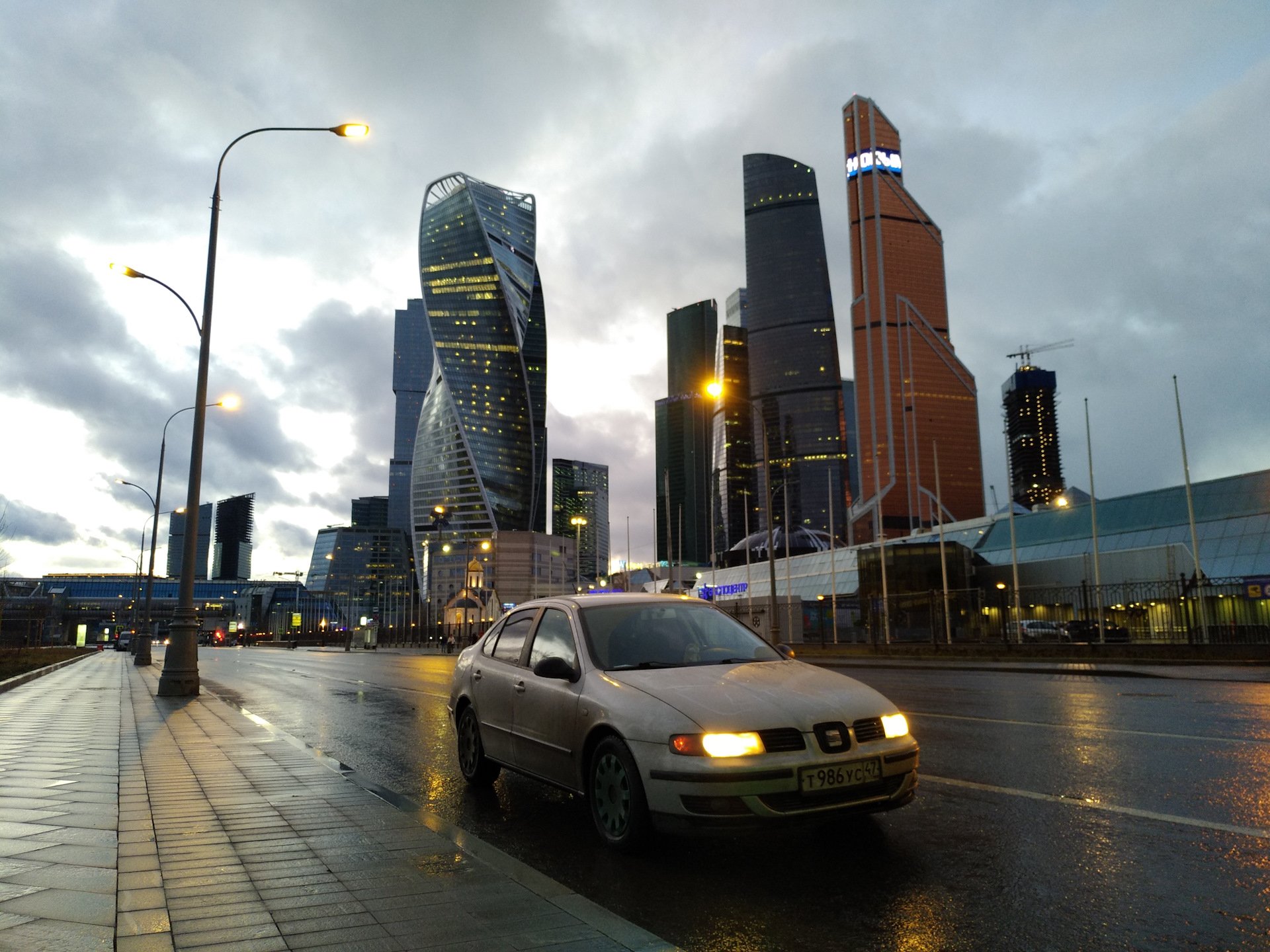 Ламборджини на фоне Москва Сити
