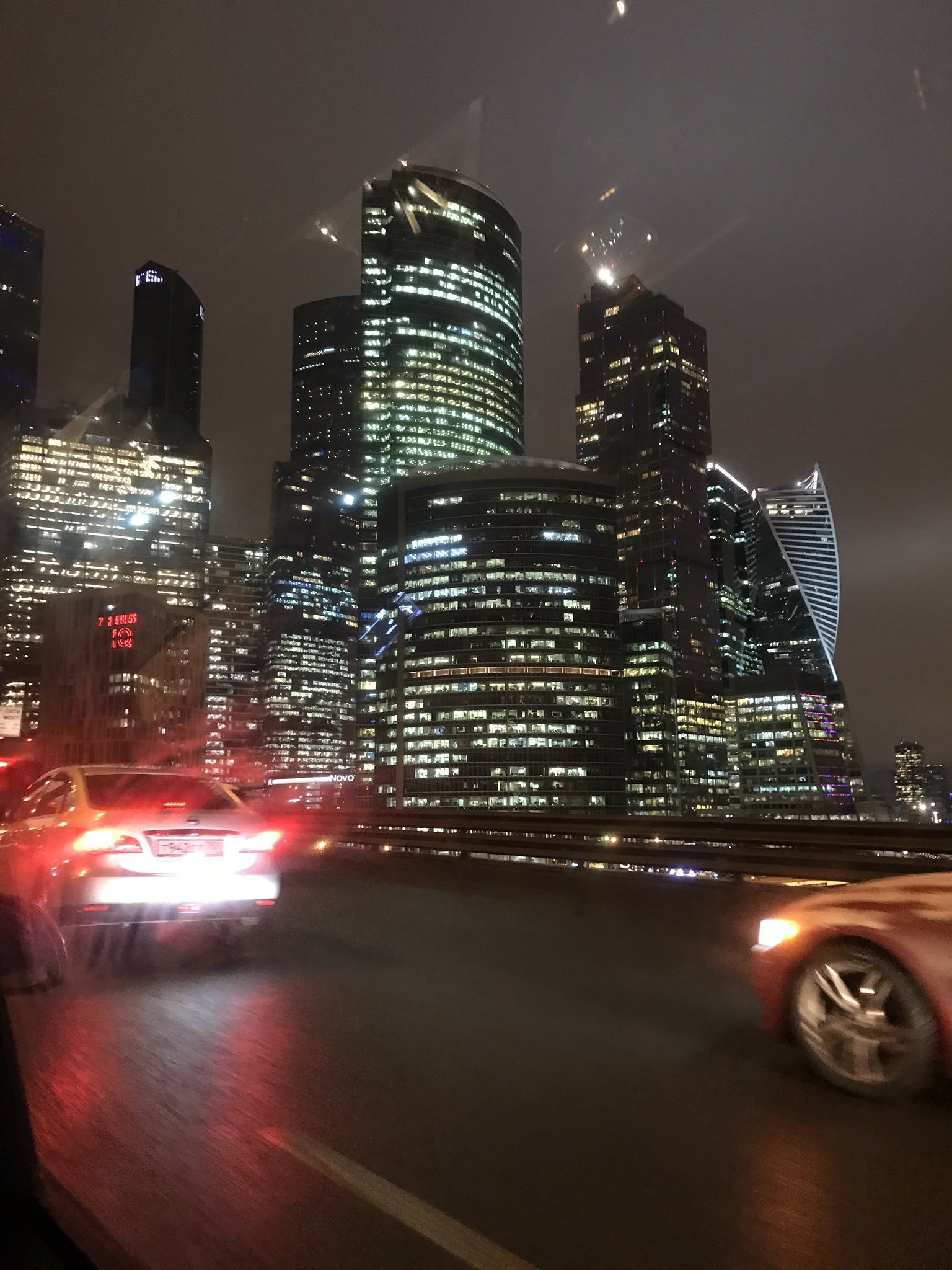 Москва Сити зимой из машины