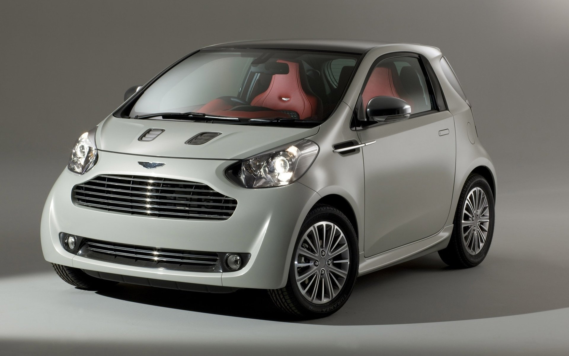 Малолитражки. Toyota IQ Aston Martin Cygnet. Машина Aston Martin Cygnet. Aston Martin Cygnet 2016. Aston Martin Cygnet 1.3.