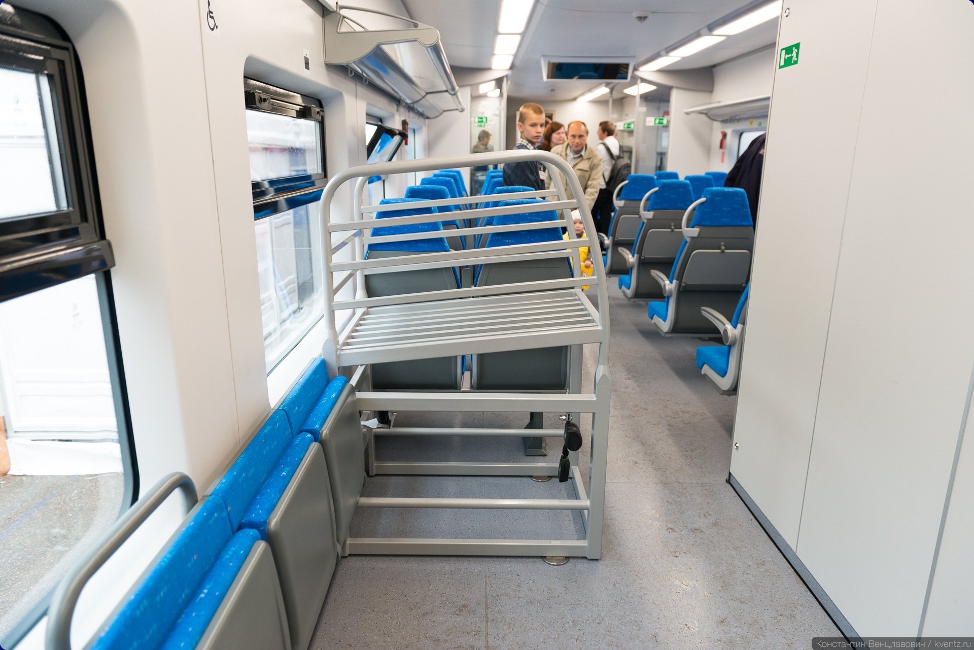 Купить места для инвалидов в поезде. Ласточка 7072 откидное. Откидные кресла в Ласточке. Ласточка места для инвалидов. Откидное место.