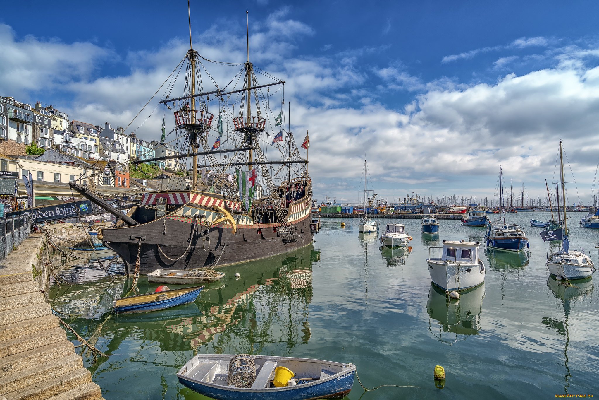 Республика гавань. Морской гавань Неапол. Корабль в Гавани. Парусник в Гавани. UFFYM.