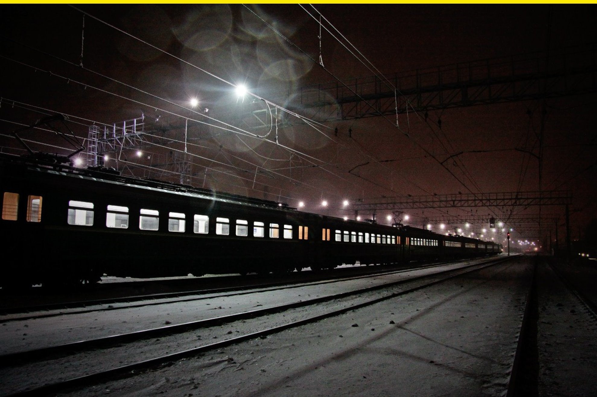 Поезд в темноте. Ночной поезд. Поезд ночью. Железная дорога ночью. Ночная электричка.