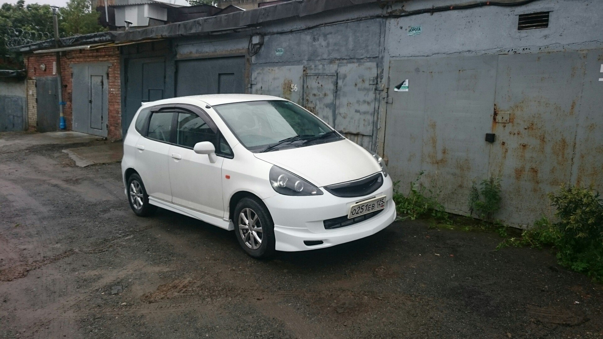 White fit. Honda Fit 2005. Хонда фит 2005 белый. Хонда фит белая 2004г. Honda Fit белая.