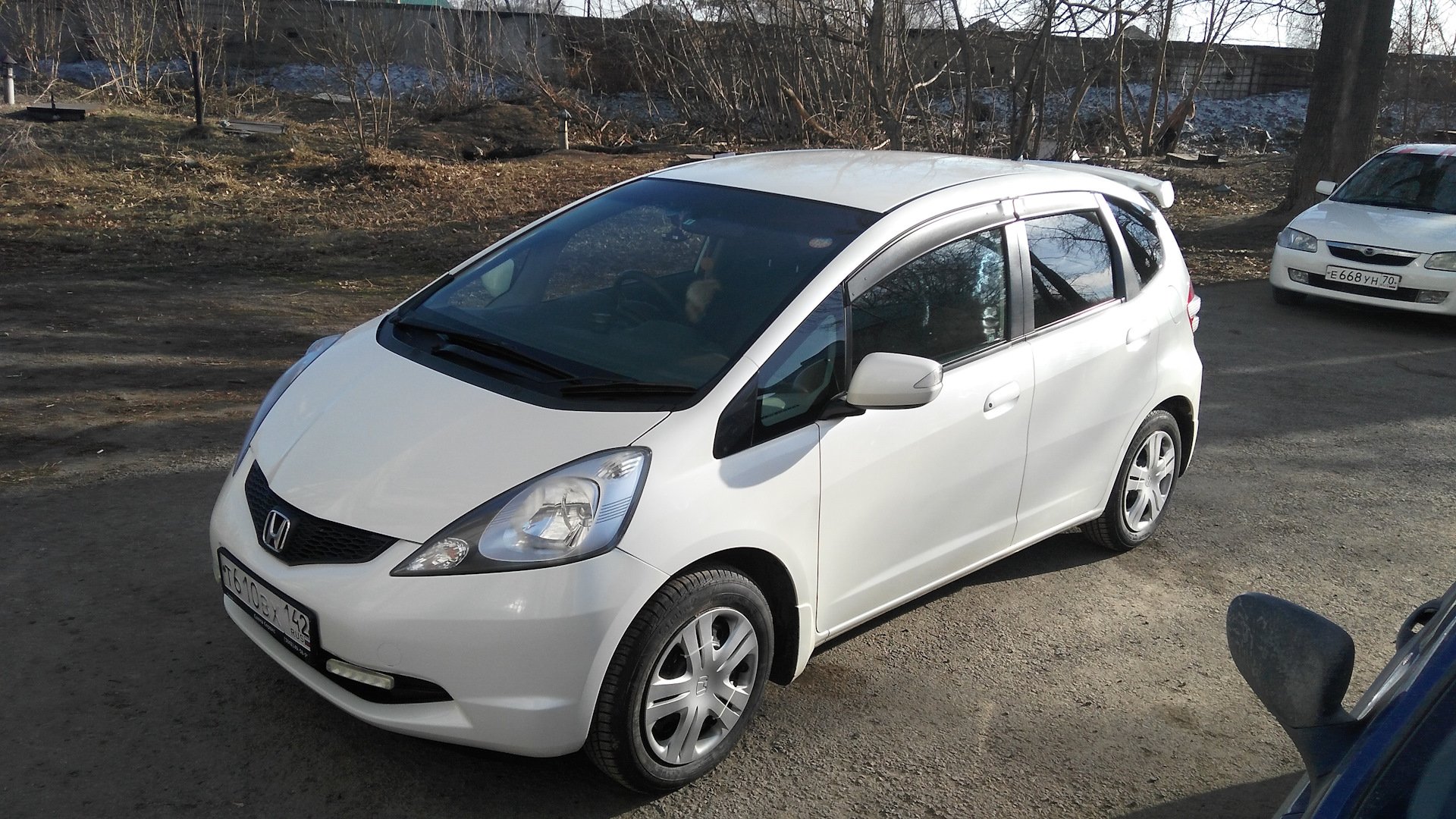 White fit. Honda Fit 2010 белый. Honda Fit белая. Хонду фит белый 2010 год. Honda Fit 2001 белый фон.