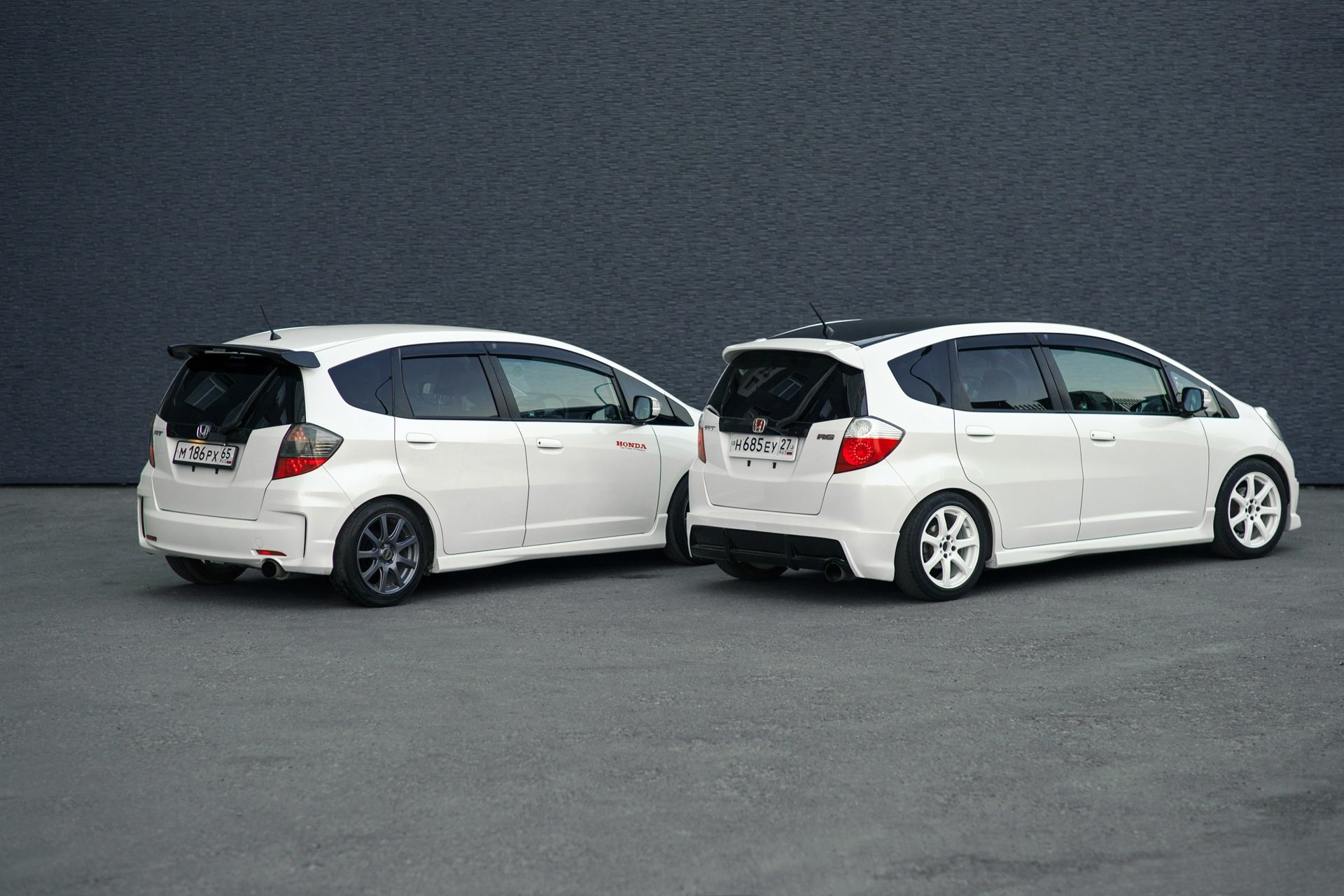 White fit. Honda Fit RS белый. Honda Fit 2010 белый. Хонда Fit RS белая. Фит в гонке.