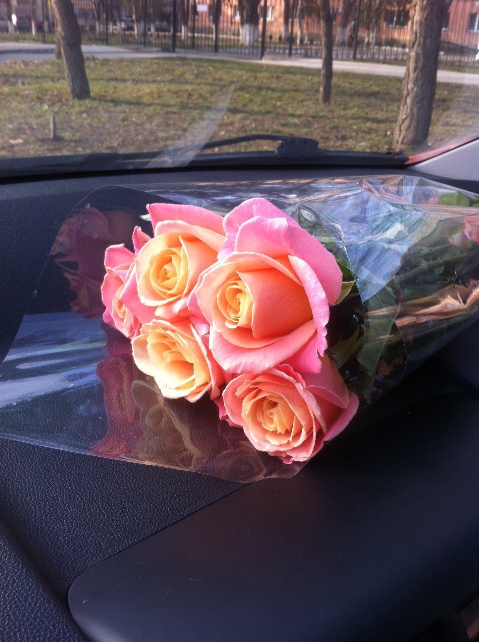 Букет роз в машине