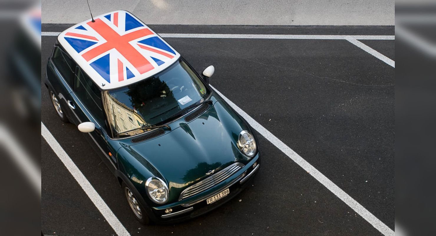 Англия какие машины. Mini Cooper London. Mini Cooper British. Mini Cooper автомобили Великобритании. Мини Купер в Лондоне.