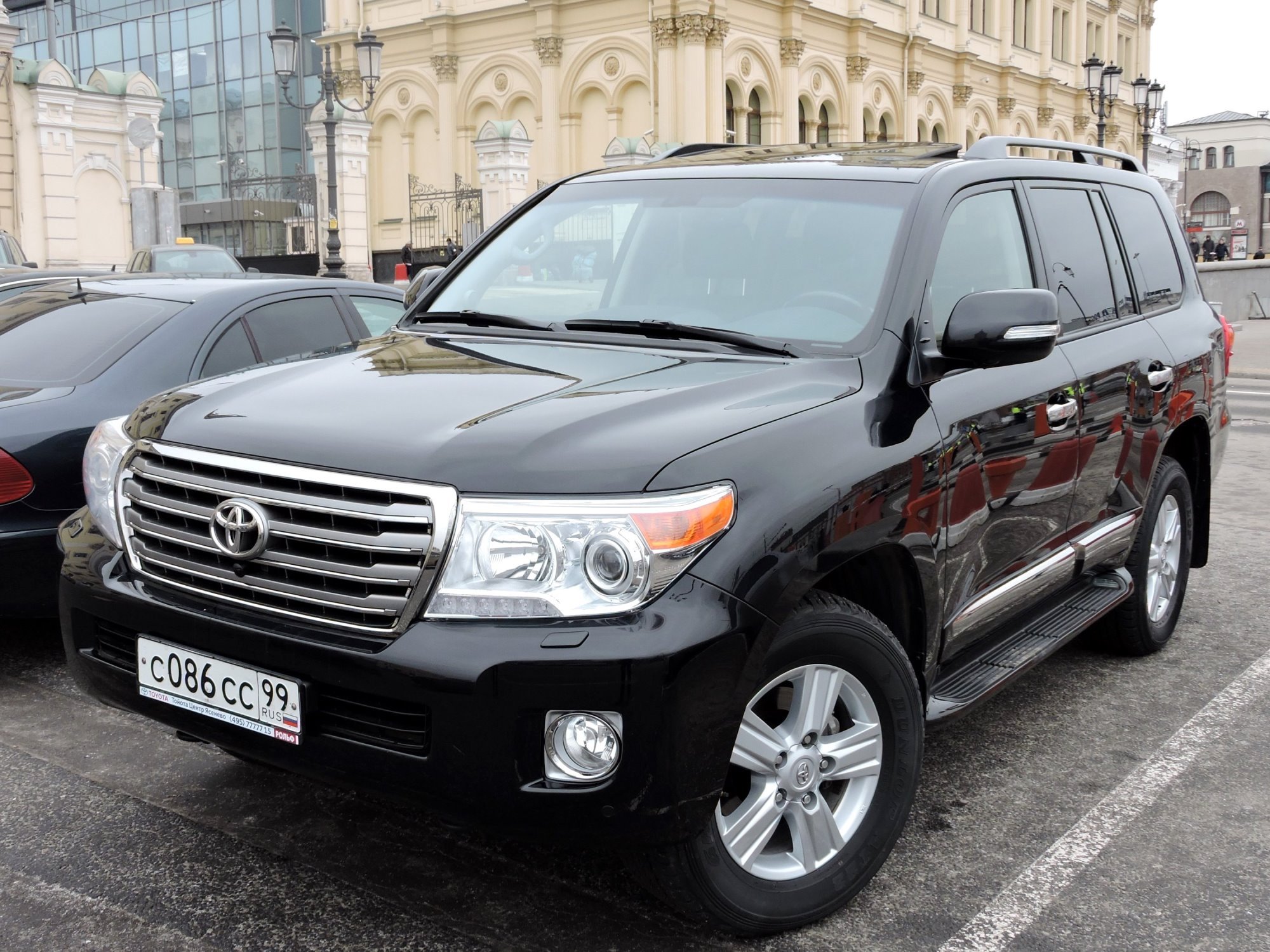 Ленд крузер москва. Ленд Крузер 200. Ленд Крузер 200 с номером 200. Toyota Land Cruiser 999. Лэнд Крузер с100ак193.