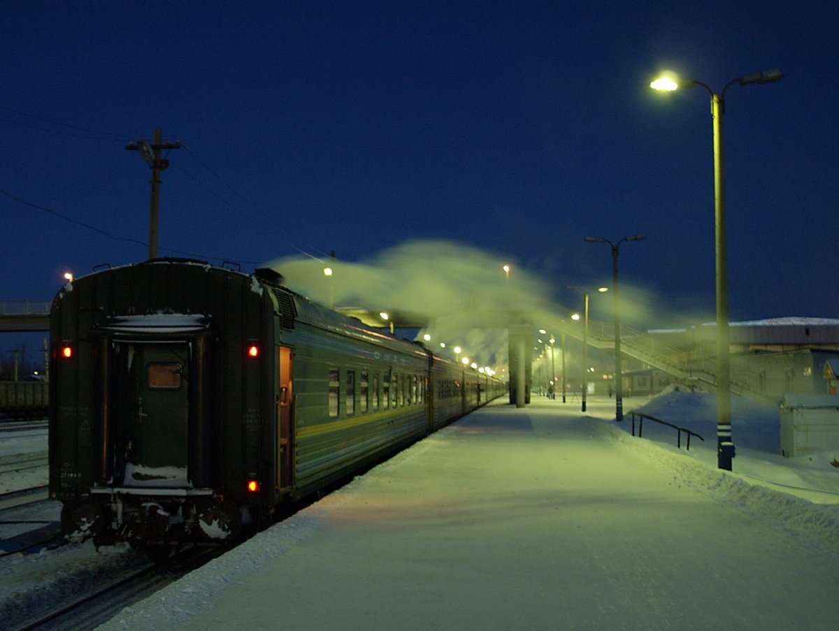 Поезд. Зима Перон вокзал Петрозаводск. Поезд ночью. Вокзал зимой. Вокзал ночью.
