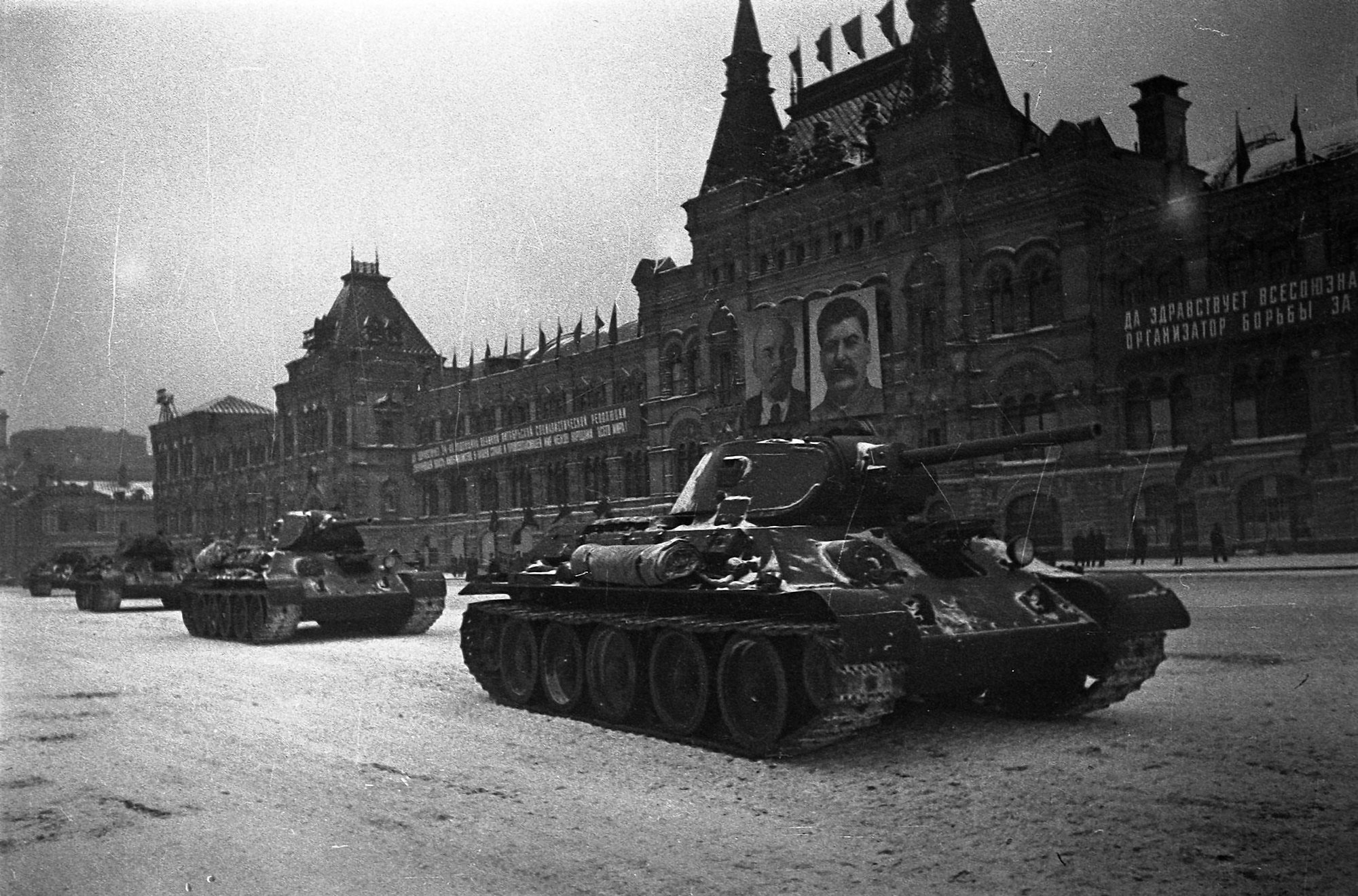 Картинка про великую войну. Парад 7 ноября 1941 года в Москве на красной площади. Т 34 В битве за Москву. Парад в Москве 1941 танки.