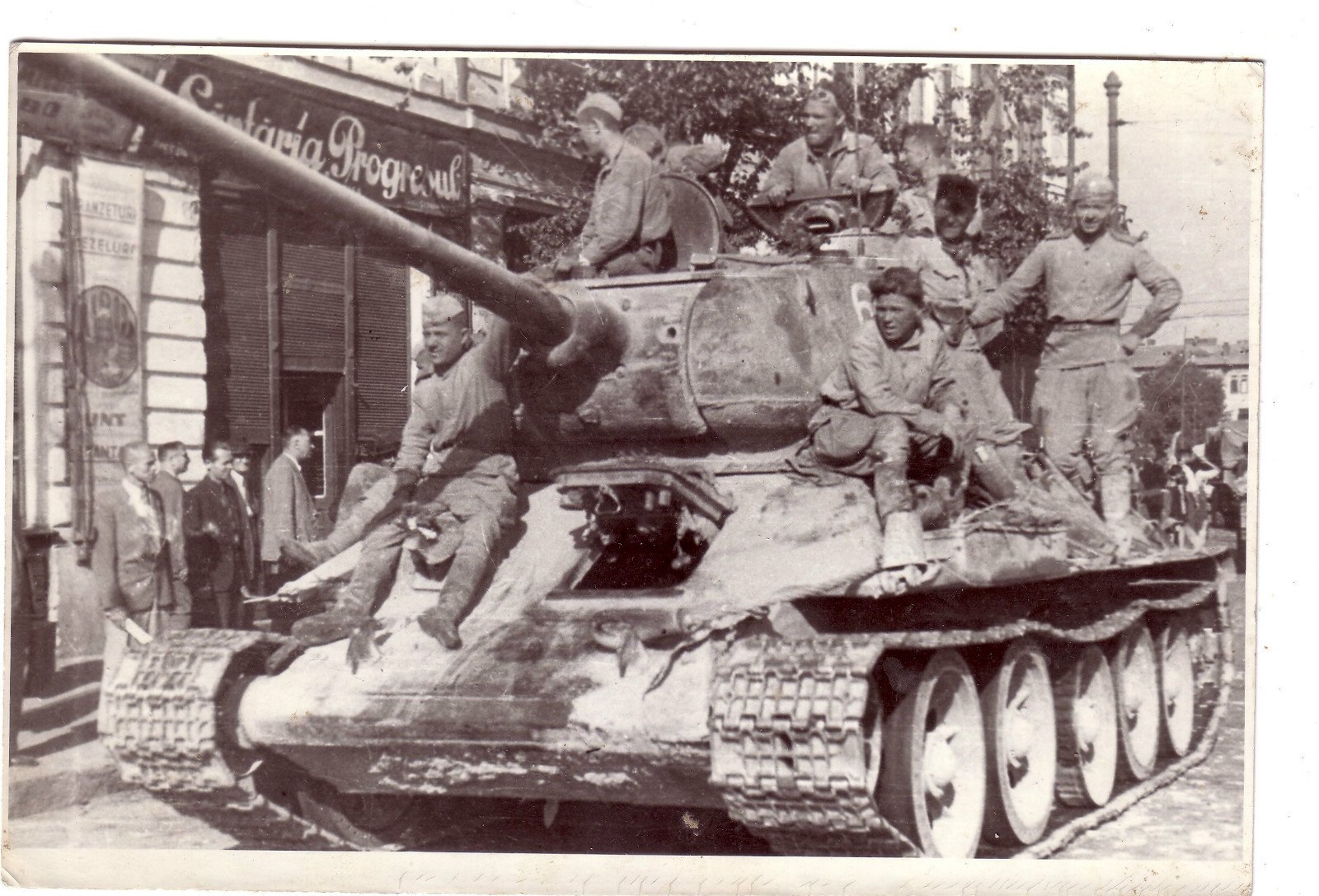 Освобождение румынии болгарии. Т-34-85 1944. Танковый батальон т34. Танк т34 1945. Танк т-34.85 в Чехословакии.